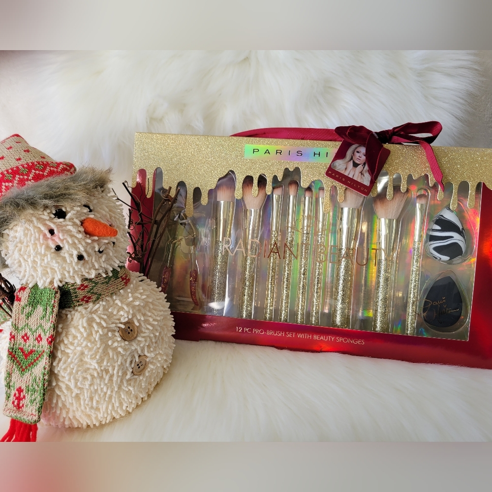 🎀PARIS HILTON 12pc brush set with beauty sponges🎀